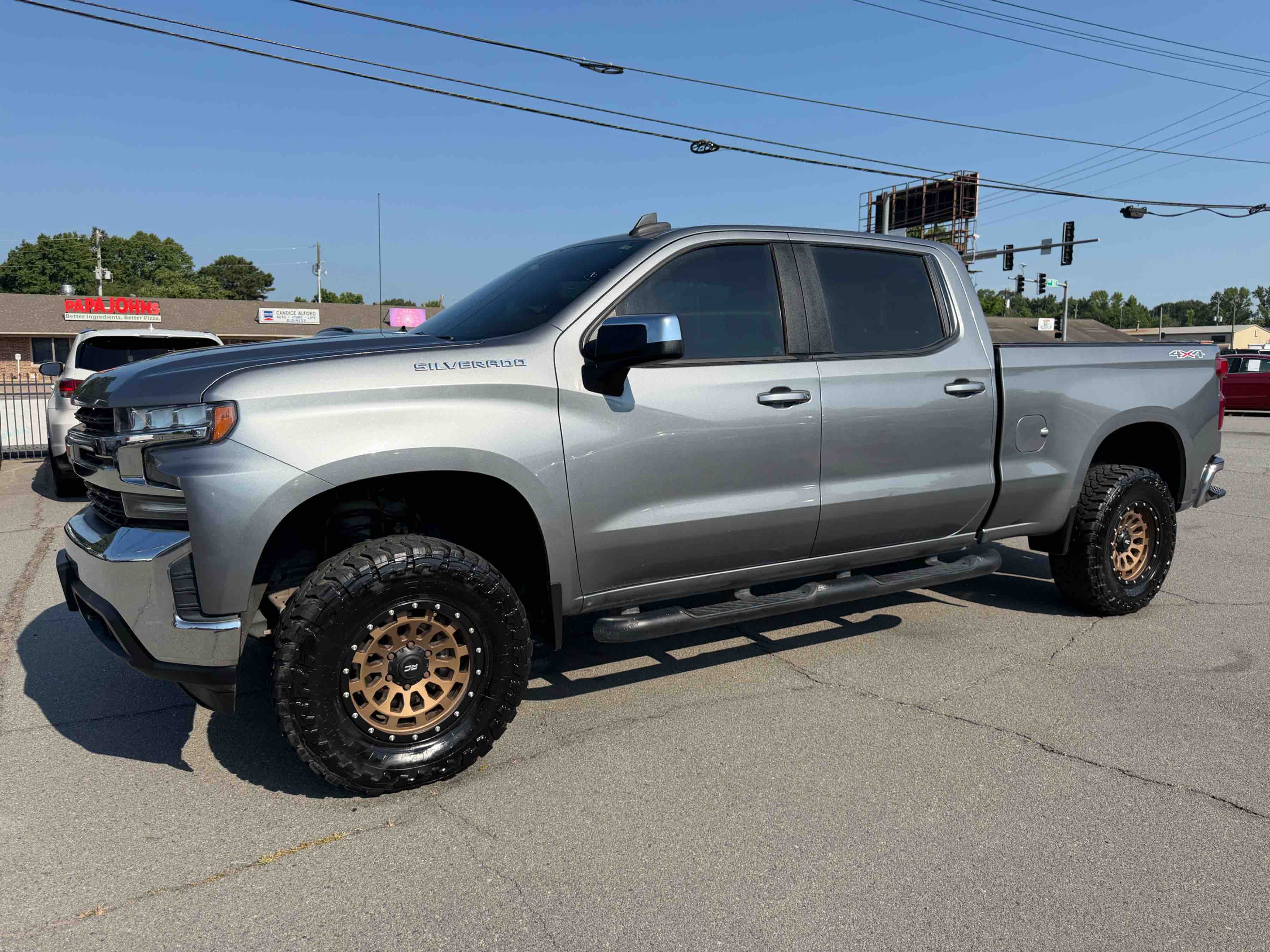 2020 CHEVROLET Silverado LT photo 1