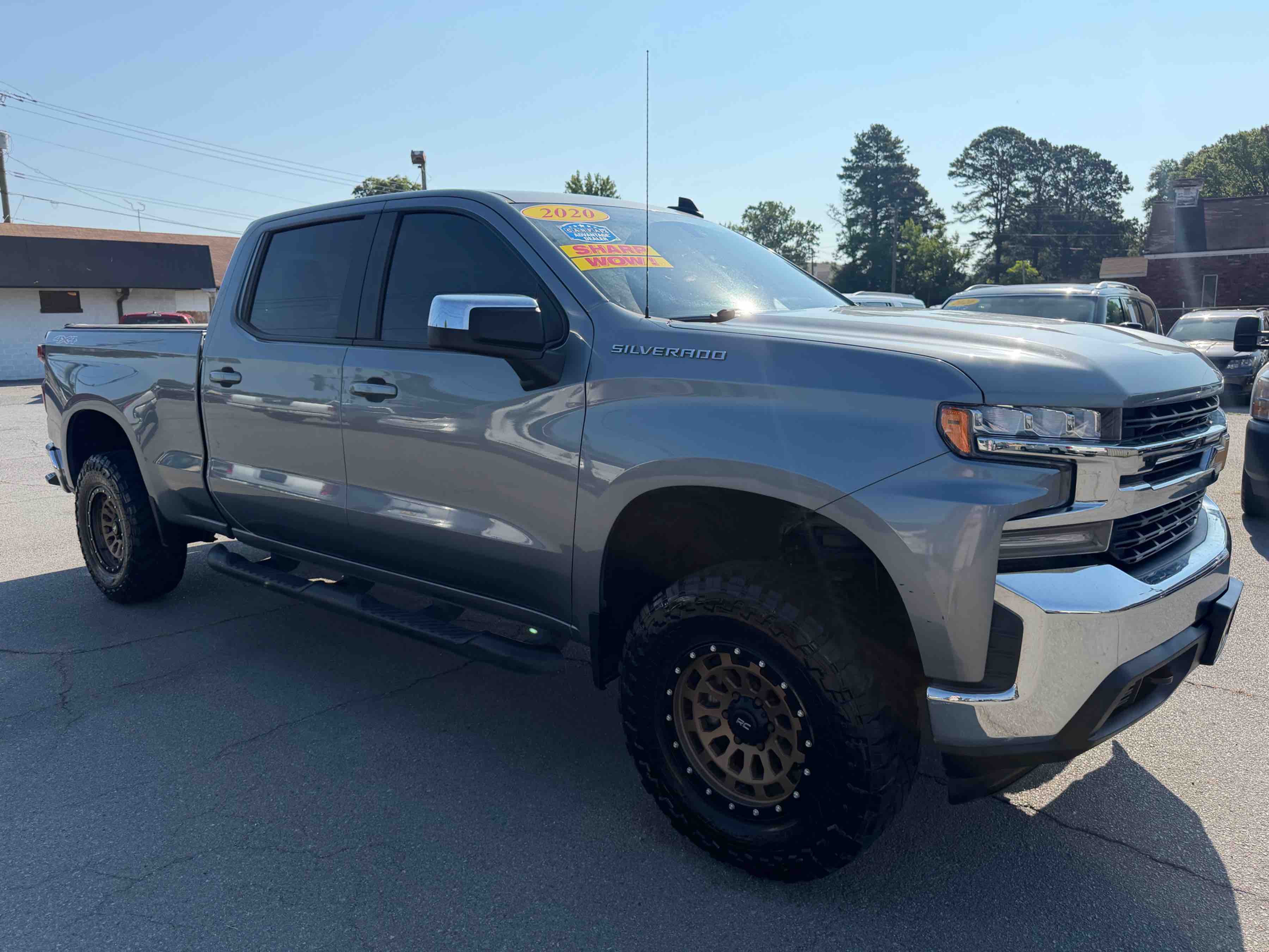 2020 CHEVROLET Silverado LT photo 3