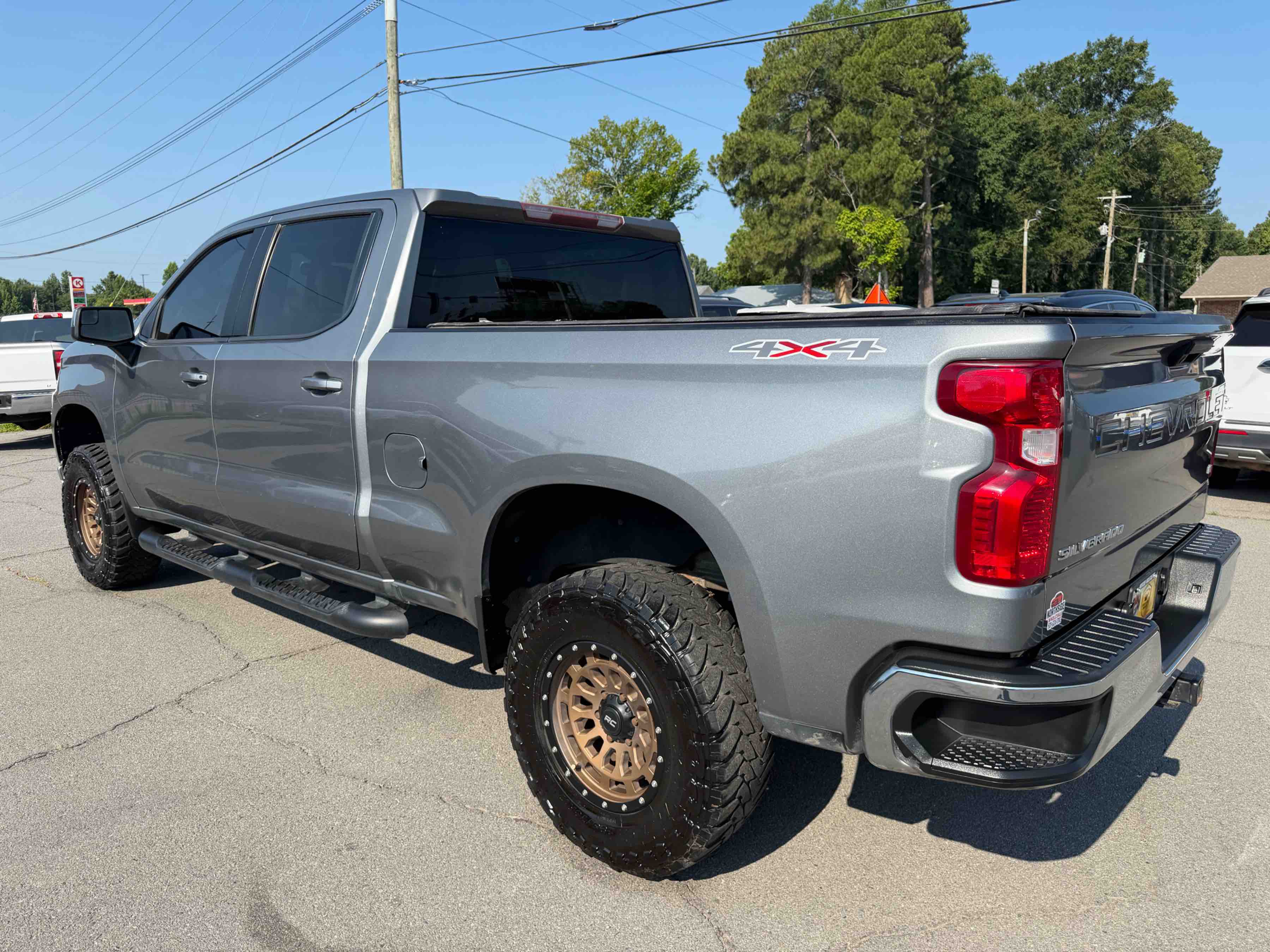 2020 CHEVROLET Silverado LT photo 6